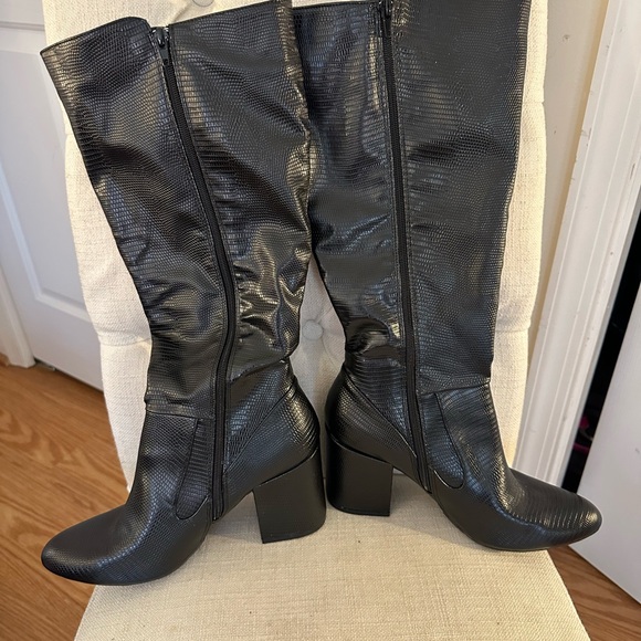 Elegant Black Knee-High Boots - Picture 3 of 6